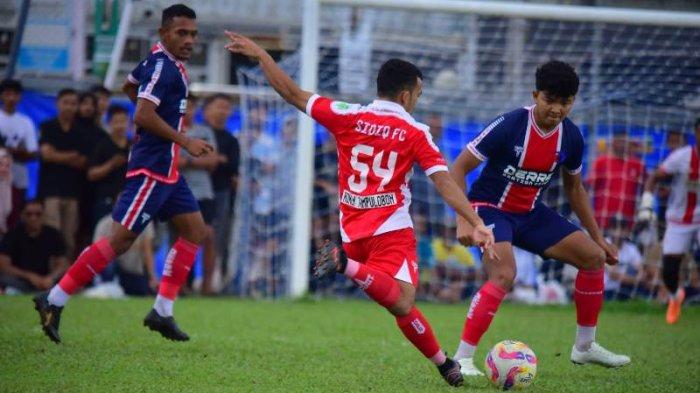 BERUSAHA MELEPASKAN TEMBAKAN – Pemain Sidiq FC Seunuddon, Roken Tampubolon (merah), berusaha melepaskan tendangan saat diadang pemain Derre FC Simpang Ceubrek dalam pertandingan babak semifinal kedua Open Turnamen Galacticos Cup III 2025 di Lapangan Mini Galacticos FC, kawasan Cot Gapu, Bireuen, pada Senin (28/4/2025) sore. Derre FC akhirnya menang 2-0 dan lolos ke final turnamen berhadiah total Rp 100 juta tersebut.