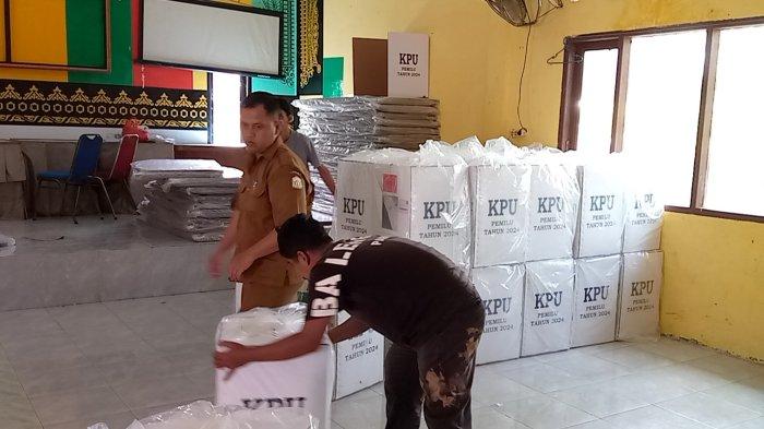 Logistik Pemilu dari Kantor Camat Idi Rayeuk, akan disalurkan ke 112 TPS di Aceh Timur, Selasa (13/2024).