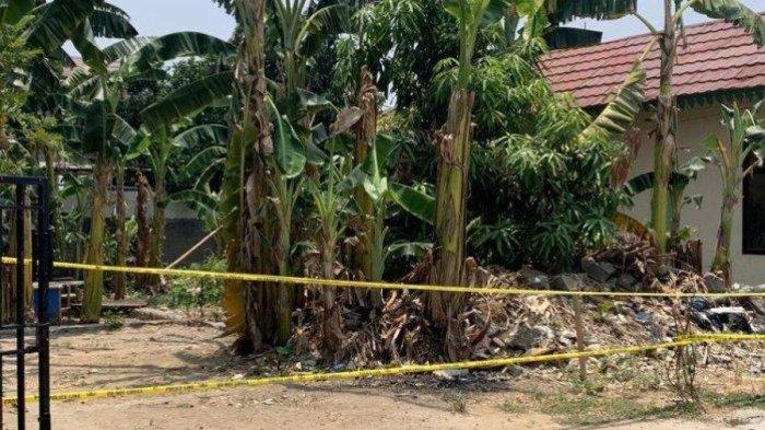 Lokasi pria tewas ditembak di Bekasi. Pria berinisial GR (44) ditemukan tewas ditembak di bagian kepala di Kavling Rawa Bambu Bulak, Jalan Melati 3, RT 05 RW 09 Kelurahan Kalibaru, Kecamatan Medan Satria, Bekasi, rupanya ber-KTP Cengkareng, Jakarta Barat, Minggu (29/10/2023). Warga sekitar mengaku mendengar setidaknya dua kali bunyi tembakan di lokasi GR ditemukan tewas di Bekasi.