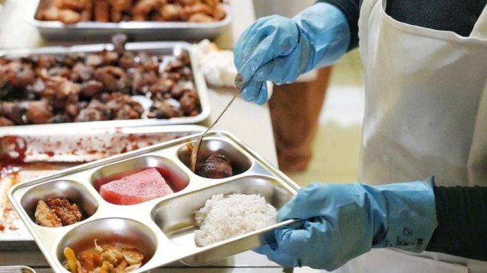 Pekerja Dapur MBG atau Satuan Pelayanan Pemenuhan Gizi (SPPG) terlihat sedang menata makanan, Senin (17/2/2025).