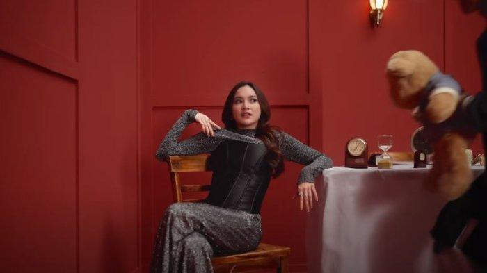 Mahalini Raharja kembali memperkenalkan salah satu lagu terbarunya yang berada pada album FABULA, 