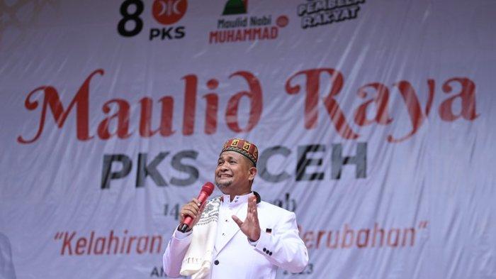 Ketua DPW PKS Aceh, Tgk Makhyarudin Yusuf, memberikan sambutan saat peringatan Maulid Raya Partai Keadilan Sejahtera (PKS) Aceh di Taman Bustanussalatin, Banda Aceh, Minggu (17/12/2023)