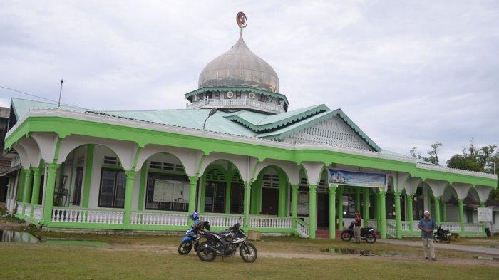 Masjid Baiturrahim baru, di Desa Pasar, Kecamatan Singkil, Aceh Singkil. Letaknya dibelakang bekas masjid Baiturrahim lama.