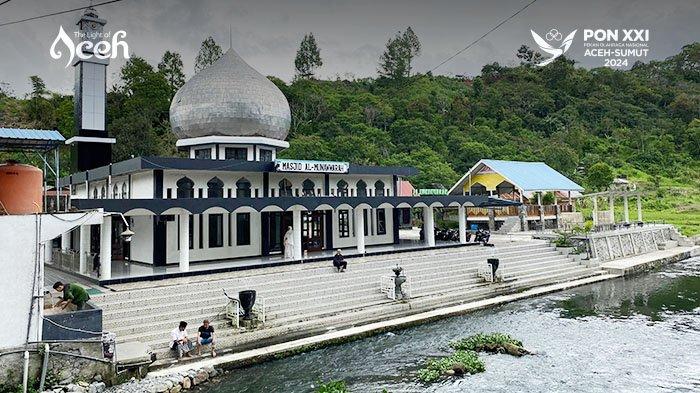 Masjid Al-Munawwarah Uning, masjid yang berada di tepi sungai di Kampung Uning, Kecamatan Pegasing, Kabupaten Aceh Tengah.