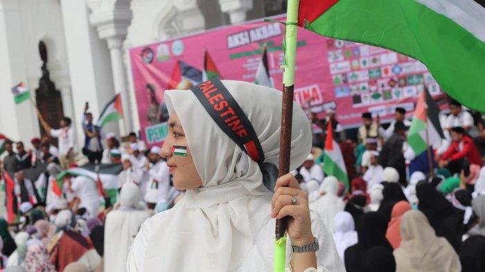 Massa mengibarkan bendera Palestina dalam rangkaian aksi solidaritas di Halaman Mesjid Raya Baiturrahman, Banda Aceh, Rabu (8/11/2023).