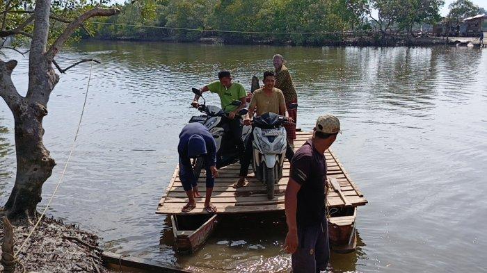 Masyarakat sedang menyebrangi sungai di Gampong Naleung untuk menyebrang ke Gampong Simpang Lhe, Kamis (30/5/2024).