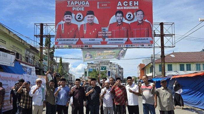 Abu Sarjani dan Alzaizi (tengah) berfoto bersama warga saat menghadiri Maulid di Terminal Labi-labi Pasar Kota Sigli, Pidie, Kamis (14/11/2024).