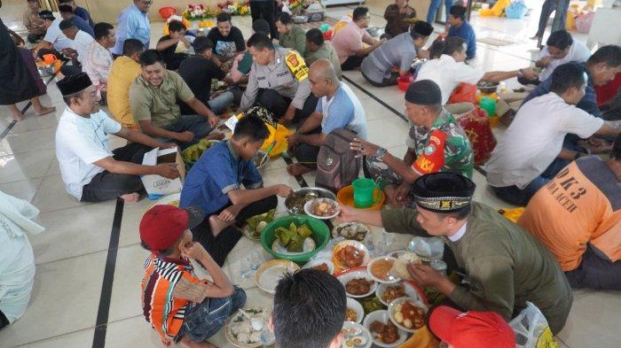 Gampong Lueng Bata, Kecamatan Lueng Bata, Kota Banda Aceh memperingati Maulid Nabi Muhammad SAW 1446H/2024 M yang diadakan di Meunasah Gampong Lueng Bata, Sabtu (19/10/2024).
