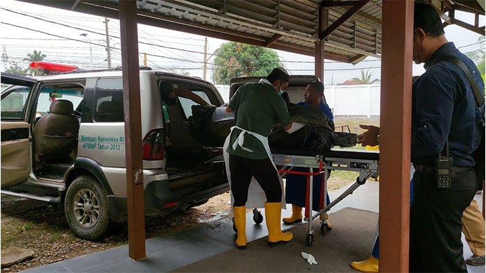 Mayat yang ditemukan nelayan masih berada di lokasi Dusun Hijrah, Desa Bayeun, DAS Krueng Bayeun.