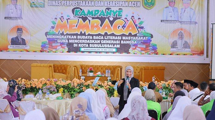 Seorang narasumber sedang memberikam materi pada kegiatan kampanye membaca di Kota Subulussalam.