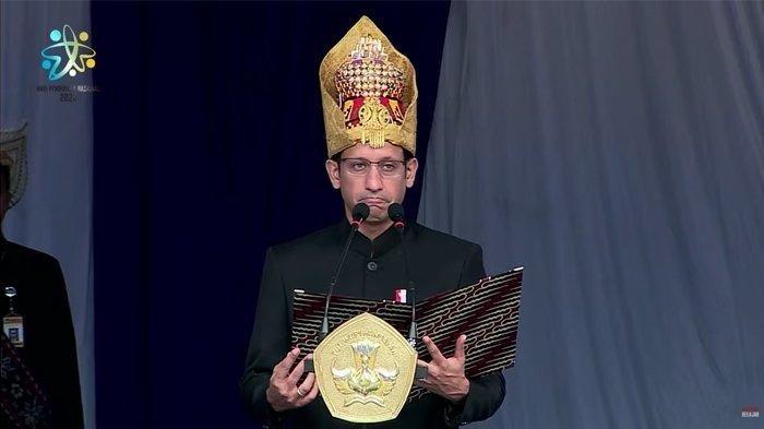 Mendikbudristek Nadiem Makarim membacakan pidato di upacara Hardiknas 2023. Dalam peringatan Hardiknas 2023, Nadiem Makarim menyebut selama tiga tahun terakhir terjadi perubahan dari ujung barat sampai timur Indonesia.