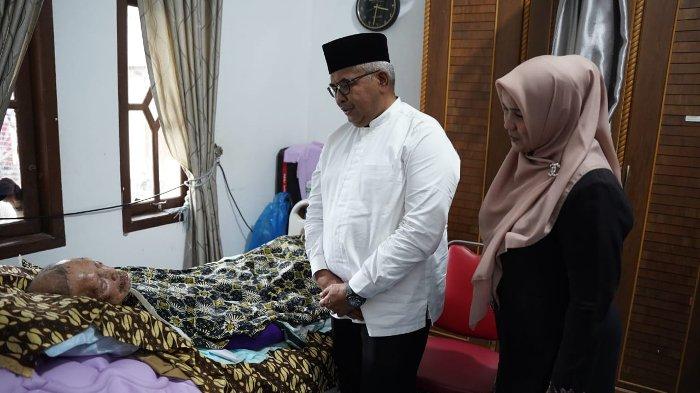 Bustami Hamzah bersama istri, Mellani Subarni, menjenguk Abah H Asnawi Ramli, pimpinan Pimpinan Dayah Budi Lamno, Aceh Jaya.