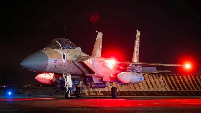 Militer Israel melakukan serangan dengan meluncurkan beberapa tembakan ke pangkalan udara Militer Iran di kota Ghahjaworstan, Iran, hari ini, Jumat (19/4/2024).