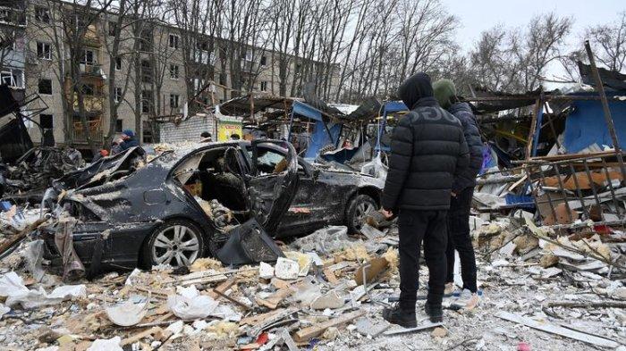 Mobil yang hancur setelah terkena serangan rudal di Kota Kharkiv, Ukraina, Selasa (23/1/2024). Gempuran terbaru dalam perang Rusia-Ukraina ini menewaskan enam orang dan puluhan korban luka-luka.