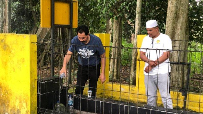 Pendiri Yayasan As-Sumatrani, H. Muzakir Manaf (kiri) didampingi Ketua Yayasan As-Sumatrani H. Abdul Jalil, dan Ketua DPW PA Aceh Besar Hasaballah S.Ag berziarah ke makam Tgk Syik Pante Kulu di Gampong Lamleuot Kecamatan Kuta Cot Glie, Aceh Besar, Senin (30/10/2023).