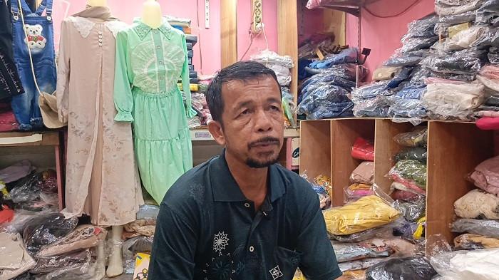 Mulyadi pedagang pakaian di toko Bintang Bahagia Collection, saat diwawancarai serambi tentang menurutnya daya beli masyarakat, Kamis (24/7/2025).