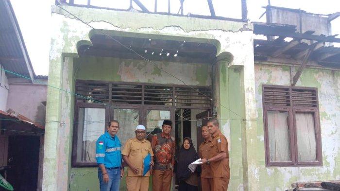 Musibah kebakaran yang terjadi pada Juli 2022 di Gampong Meureubo telah menghancurkan rumah Olis Mailina (50)
