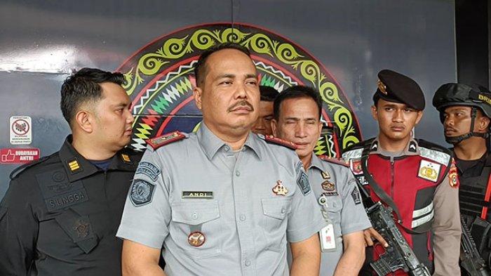 BESUK NAPI - Kapolres Aceh Tenggara, AKBP R Doni Sumarsono membesuk narapidana (napi) Lapas Kelas II B Kutacane yang diamankan di sel tahanan tahti Polres Aceh Tenggara, Selasa (11/3/2025).