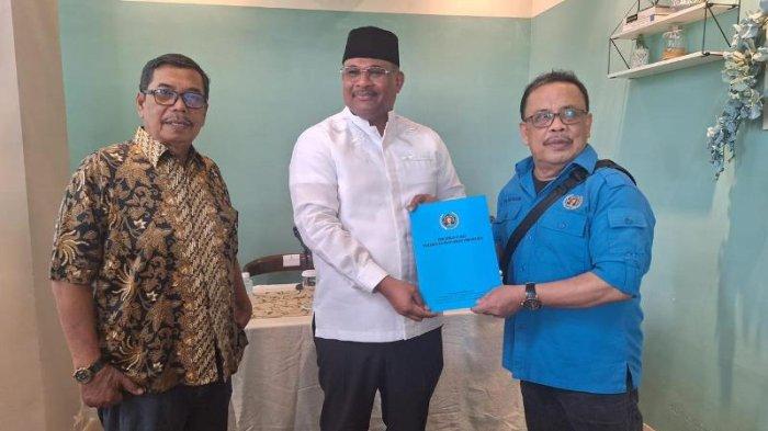 Ketua PWI Aceh, Nasir Nurdin disaksikan Wakil Ketua Dewan Penasihat PWI Aceh, Bustamam Ali memberikan sertifikat penghargaan untuk Pj Gubernur Aceh, Safrizal ZA yang menjadi salah seorang narasumber Uji Kompetensi Wartawan (UKW) Angkatan XIX yang dilaksanakan Dewan Pers bekerjama dengan lembaga uji dari PWI dan Kompas di Kyriad Muraya Hotel, Banda Aceh, Jumat, 27 September 2024.