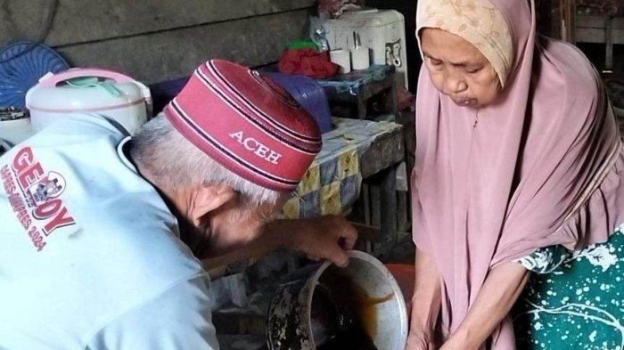 Ngadiman, kakek pemanen nira di Desa Alue Ie Mirah, Kecamatan Indra Makmu, Aceh Timur, Kamis (6/2/2025). 