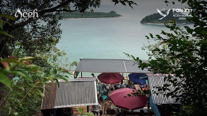 Pondok-pondok atau warung warga yang berjejer di sekitaran lokasi  Puncak Geurutee selalu ramai dipadati pengunjung untuk menikmati kuliner sambil melihat bentangan alam di kawasan tersebut.