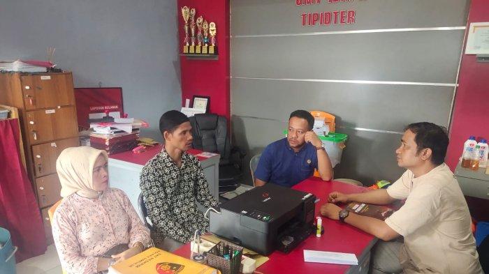 Oknum Kades bersama isterinya dan turut didampingi oleh kuasa hukum, saat dimintai keterangan oleh penyidik di Mapolres Simeulue belum lama ini.