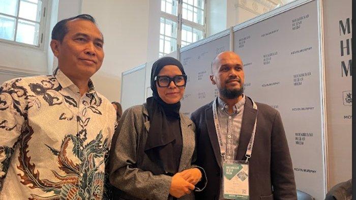 PERANCANG ASAL ACEH - Perancang busana Indonesia asal Banda Aceh, Syukriyah Rusydi, bersama suaminya Ata Amarullah (kanan) dan Pelaksana Tugas Atase Pendidikan dan Kebudayaan merangkap Koordinator Fungsi Penerangan, Sosial dan Budaya Kedutaan Besar Republik Indonesia di Moskow, Nanang Fadillah, hadiri Moscow Fashion Week di Moskow, ibu kota Rusia, Jumat (14/3/2025). Tribun Network/Domu D Ambarita