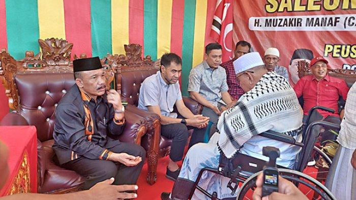 PEUSIJUK - Ulama Aceh, H Sofyan Mahdi atau Abon Arongan melakukan peusijuk terhadap bakal calon (balon) gubernur Aceh, Muzakir Manaf serta balon bupati dan wakil bupati Pidie, Sarjani Abdullah dan Al Zaizi, saat pembukaan posko kemenangan di Kecamatan Padang Tiji, Pidie, Sabtu (27/7/2024).