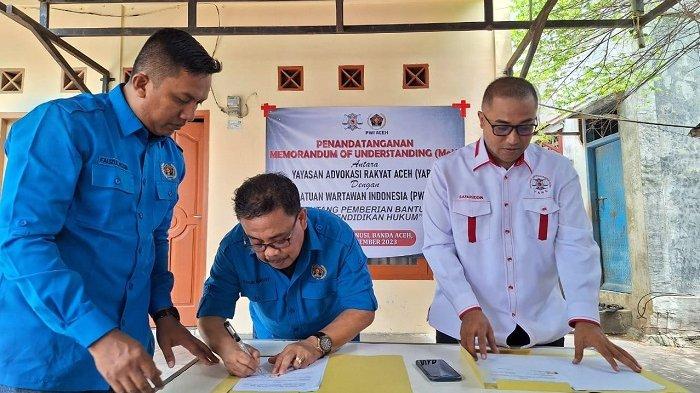 Ketua PWI Aceh, Nasir Nurdin menandatangani dokumen MoU tentang pemberian bantuan dan pendidikan hukum dengan YARA di Warkop Sanusi, Banda Aceh, Rabu, 20 September 2023