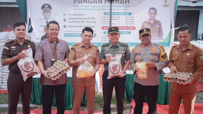 Sekda Kota Banda Aceh, Wahyudi, Kasdim 0101/KBA, Sugi Hantoro, Wakapolresta Banda Aceh, Satya Yudha Prakasa, Deputi Perwakilan Bank Indonesia, Prabu Dewanto, Staf Kajari Kota Banda Aceh, Luthfan dan Kepala Dinas Pangan Pertanian Kelautan dan Perikanan Kota Banda Aceh M.Nurdin foto bersama setelah penyerahan paket Gerakan Pangan Murah kepada warga secara simbolis, Selasa (4/6/2024).