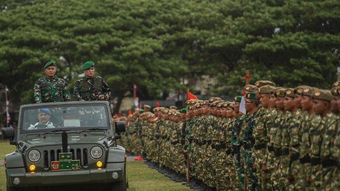 PENUTUPAN DIKSARMIL - Suasana upacara penutupan Pendidikan Dasar Militer (Diksarmil) dan Pelatihan Manajerial serta Penetapan Komponen Cadangan (Komcad) Sarjana Penggerak Pembangunan Indonesia (SPPI) BATCH-Tahun 2025 di Lapangan Blang Padang, Banda Aceh, Sabtu (12/7/2025). Seribuan siswa SPPI dari berbagai daerah di Aceh telah menjalani pelatihan Diksarmil selama kurang lebih 3 bulan di Rindam IM.