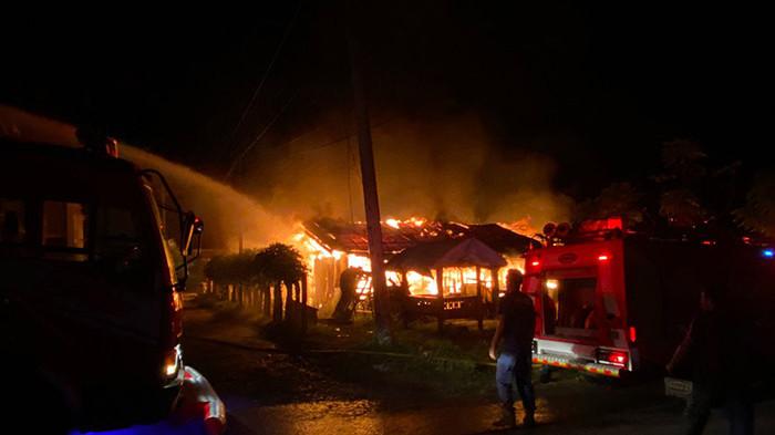 KEBAKARAN PANGLONG  KAYU - Lokasi panglong kayu yang terbakar di Gampong Cot Ba’u, Sabang, telah dipasangi garis polisi, Sabtu (26/7/2025).