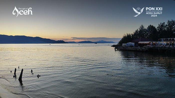 Hamparan laut dengan latar gunung melengkapi pemandangan indah saat matahari tenggelam di Pantai Ulee Lheue, Banda Aceh, Rabu (25/9/2024).