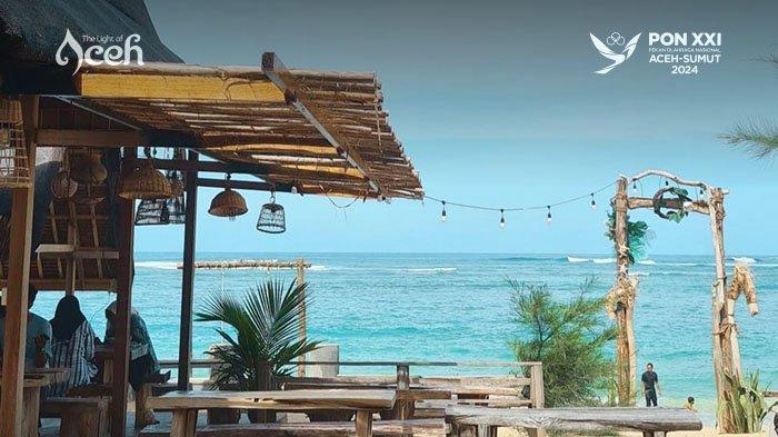 Keindahan Pantai Babah Kuala dengan air laut berwarna biru tosca.