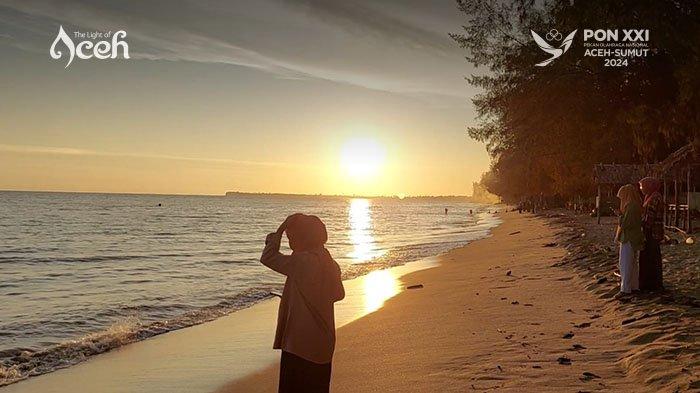Menikmati deburan ombak ujung senja Pantai Cemara Indah Gosong Telaga, Kecamatan Singkil Utara, Kabupaten Aceh Singkil.