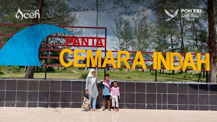 Wisatawan berfoto di landmark objek wisata Pantai Cemara Indah Gosong Telaga, Kecamatan Singkil Utara, Kabupaten Aceh Singkil.