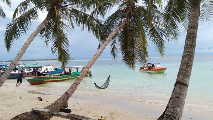 Pantai Pulau Panjang, salah satu destinasi favorit di Pulau Banyak, Kabupaten Aceh Singkil.