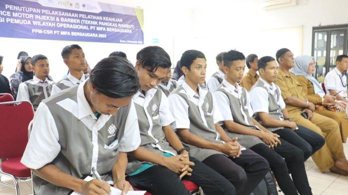 Para Peserta Pelatihan Barber & Service Motor Injeksi tahun 2023 PT Mifa Bersaudara & BPVP Banda Aceh hadir saat penutupan pelatihan.