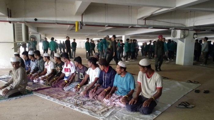 Para mahasiswa yang melakukan aksi demonstrasi penolakan pengungsi Rohingya, masuk ke kawasan penampungan sementara di Balai Meuseraya Aceh (BMA) di Lampriet, Banda Aceh, Rabu (27/12/2023).