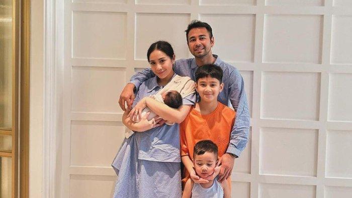 Pasangan artis Raffi Ahmad dan Nagita Slavina memperkenalkan anggota baru keluarga mereka, yakni seorang bayi perempuan bernama Lily. Bayi baru lahir ini dipublikasikan ke publik saat keduanya mengunjungi apartemen sang Bunda, Rieta Amalia, pada saat halal bihalal Lebaran.