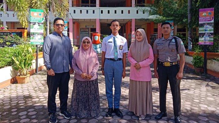 Muhammad Yusran Ar-Razzaq (tengah) didampingi Kepala SMAN 1 Tapaktuan, Pelatih dan Dewan Guru, di Tapaktuan, Minggu (23/6/2024)