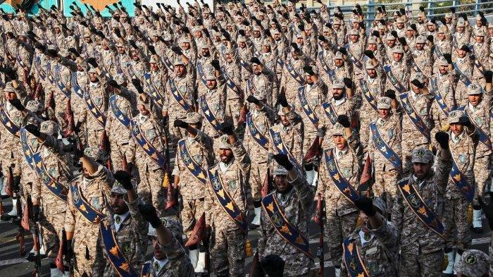 Gambar selebaran yang diberikan oleh kepresidenan Iran pada 22 September 2019 menunjukkan anggota Korps Garda Revolusi Islam (IRGC) Iran memberikan penghormatan militer pada parade militer tahunan 