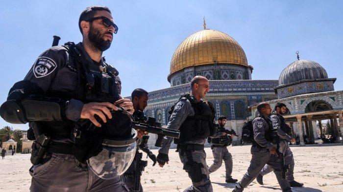 Pasukan Israel di Masjid Al-Aqsa - Pasukan Israel menyerang jemaah Palestina yang hendak melaksanakan salat Idul Adha di Masjid Al-Aqsa.