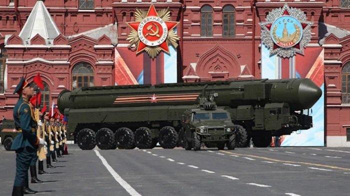 Sebuah peluncur ICBM Rusia terlihat selama Parade Hari Kemenangan di Lapangan Merah Moskow.