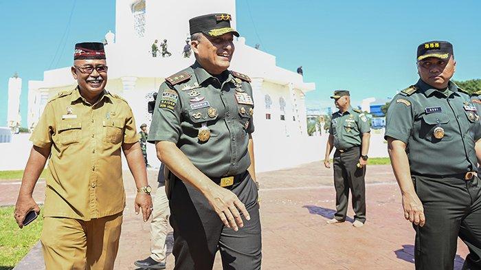 BERSIHKAN MENARA MRB - Pasukan Raider 112/Dharma Jaya memanjat menara Masjid Raya Baiturrahman Banda Aceh, untuk membersihkan kotoran dan sarang burung yang menempel pada menara setinggi 53 meter tersebut, Selasa (22/10/2024). Kegiatan yang melibatkan puluhan prajurit khusus TNI AD ini dipantau langsung Pangdam Iskandar Muda, Mayjen TNI Niko Fahrizal.