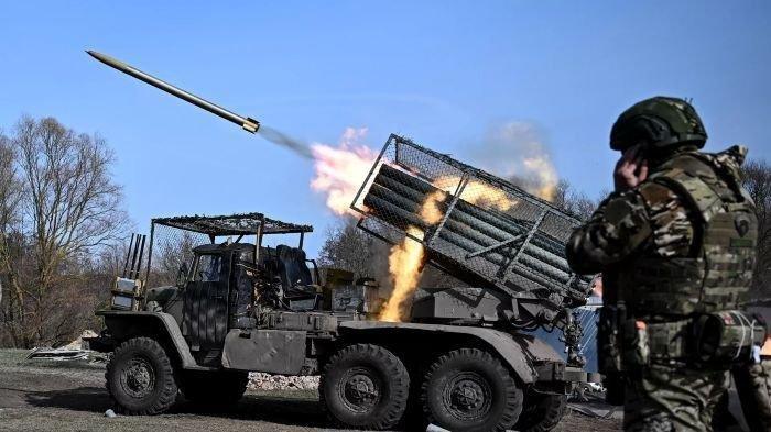 PELUNCUR ROKET GANDA - Pasukan Rusia menembakkan peluncur roket ganda, BM-21 Grad ke arah posisi pasukan Ukraina di wilayah Kursk, Barat Daya Rusia. Kursk menjadi sasaran serangan Ukraiana untuk mengimbangi manuver pasukan Rusia di Sumy, Ukraina.