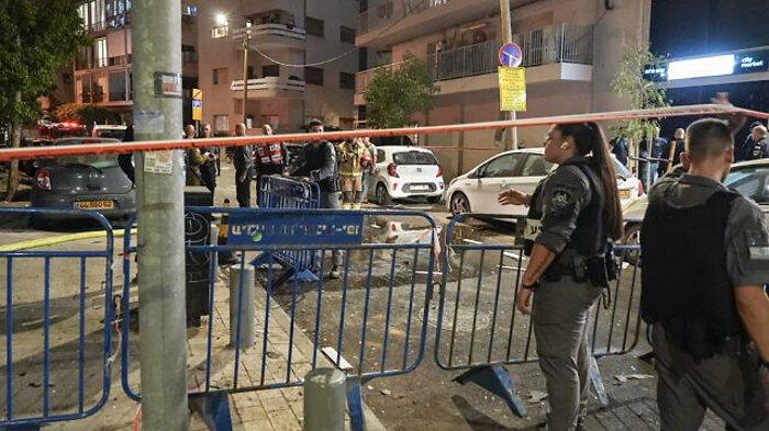 Anggota pasukan keamanan Israel terlihat di lokasi ledakan pesawat tanpa awak di Tel Aviv pada 19 Juli 2024.