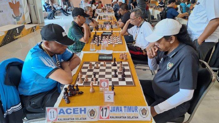 Pecatur Aceh, Armentoni ketika melawan salah seorang lawannya pada Porwanas XIV di Banjarmasin, Kalsel, Sabtu, 24 Agustus 2024.