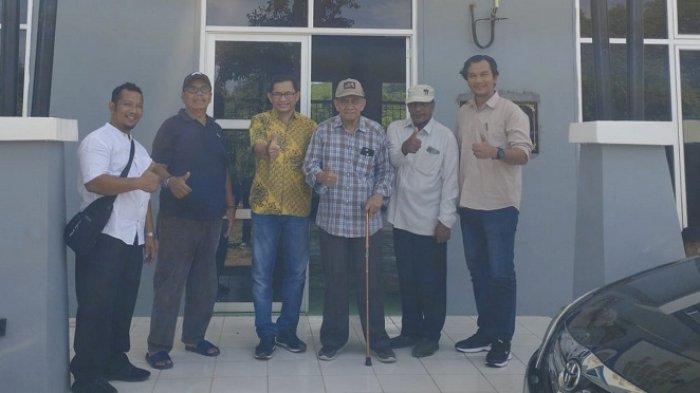 Inspektur III Kemnaker RI, Dr Ghazmahadi, meninjau persiapan pengolahan hasil pertanian di Balai Latihan Kerja Komunitas (BLKK) di Kampus Alam Unida Lamteuba, Kecamatan Seulimuem,  Aceh Besar, Minggu (16/7/2023).  Kehadirannya didampingi didampingi Rektor Unida, Prof Dr Syafei Ibrahim, Warek III,  Dr Bustamam Ali, Koodinator Kampus Alam Unida Lamteuba, Hamdani, dan Pengelola BLKK Kampus Alam Unida Lemteuba, Riantofani MSi.
