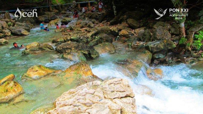 Suasana pemandangan di Pemandian Pucok Krueng Alue Selaseh yang asri serta airnya yang jernih dan sejuk.